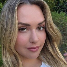 Mia, �������, 33 ����