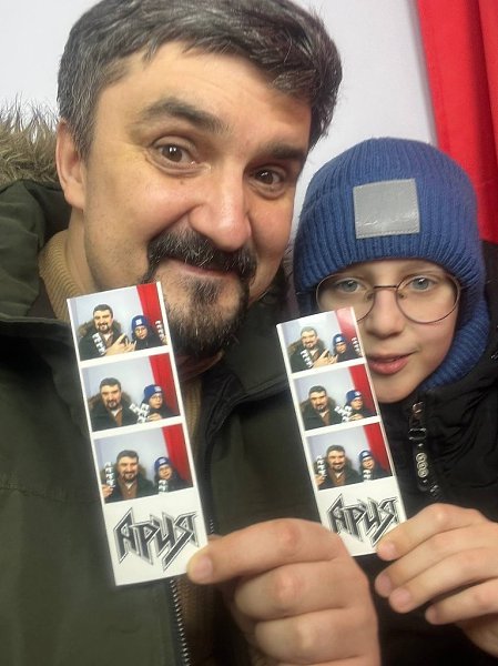 С сыном тусили перед отъездом ( у меня трое детей, кто не знает) и сделали фотки в будке. На фотке ...