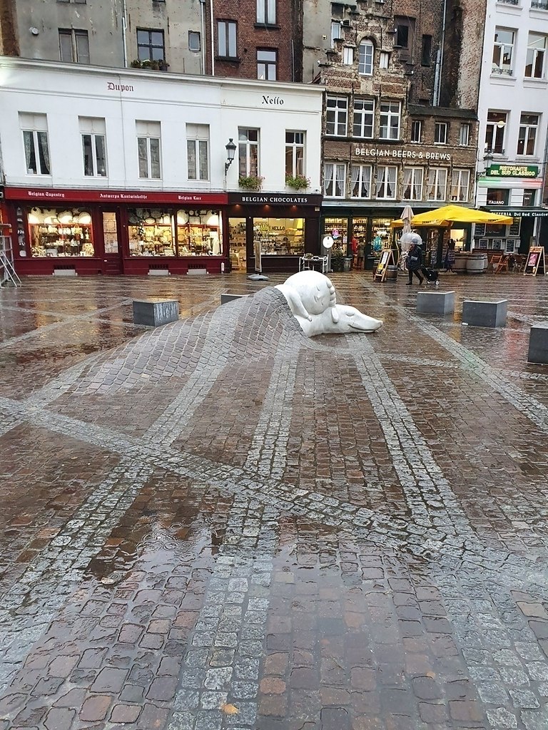Уникальный памятник мальчику по имени Нелло и его псу Патрашу в Антверпене, Бельгия - 2