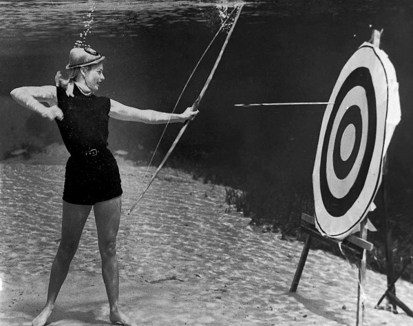 Первая подводная фотография моделей была создана в 1938 году фотографом Брюсом Мозертом. Его работы ... - 5