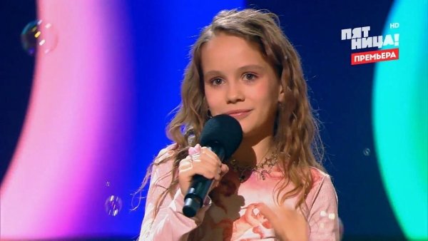 Виктория Дайнеко впервые показала 9-летнюю дочь и вывела ее на сцену.37-летняя победительница ...