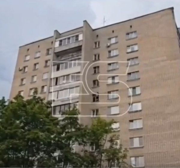 В Обнинске парень уже второй день стоит на карнизе 8-го этажа, отказываясь возвращаться в квартиру. ... - 2