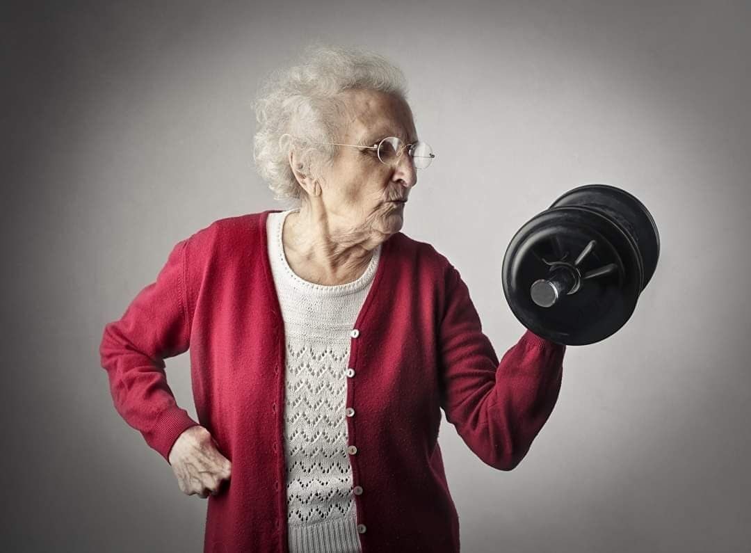 Самая пенсионерка. Старушка на спорте. Пожилая женщина спорт. Спортивные пожилые женщины. Креативная бабка.