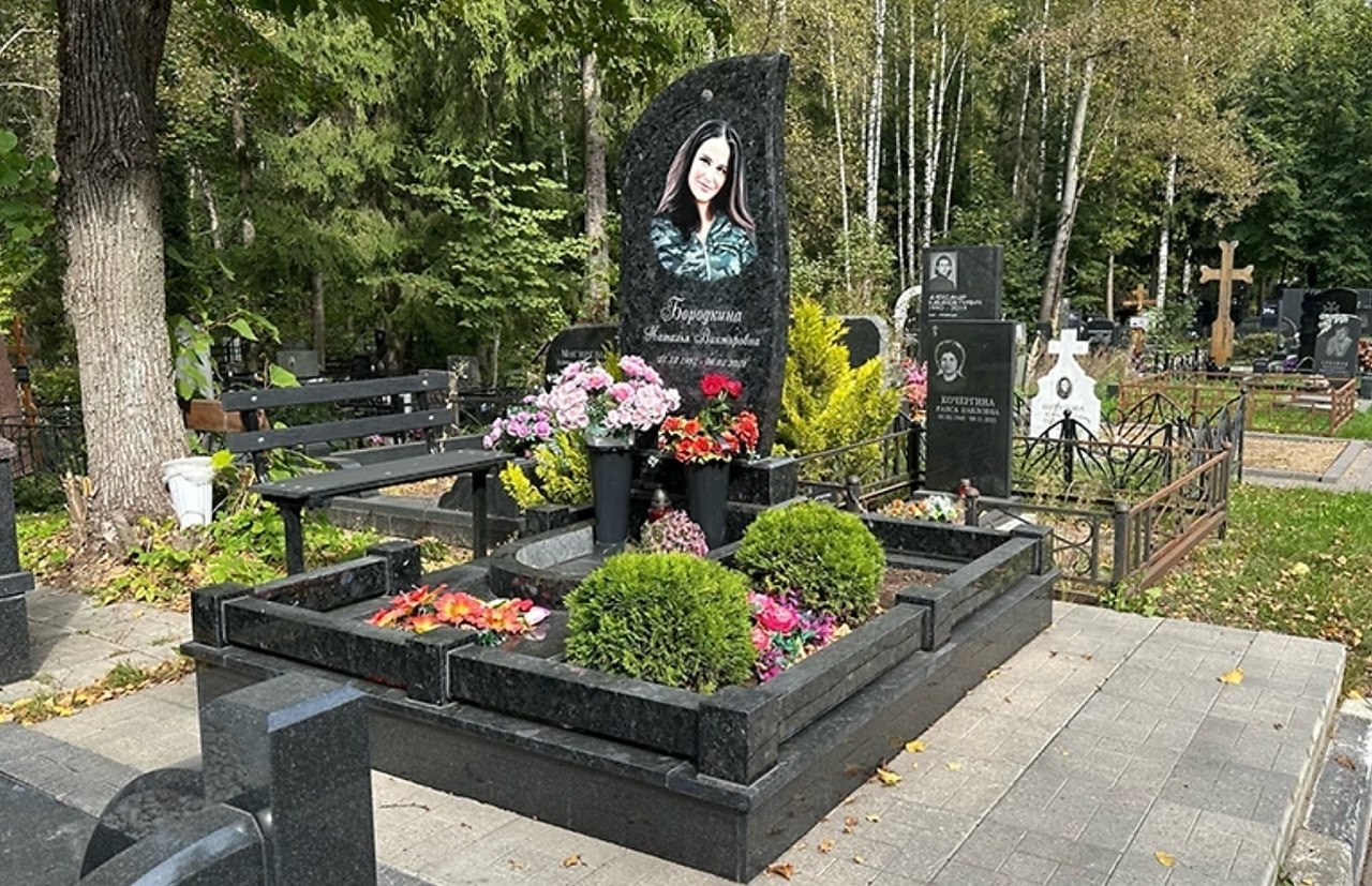 Сумишевский не поскупился на памятник для погибшей на гастролях жены: от надписи на надгробии слезы ... - 2