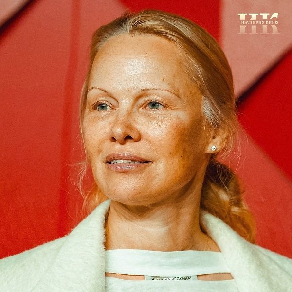 57-летняя ПАМЕЛА АНДЕРСОН Памела Андерсон продолжает жить без макияжа. Фанаты актрисы убеждены, что ... - 4