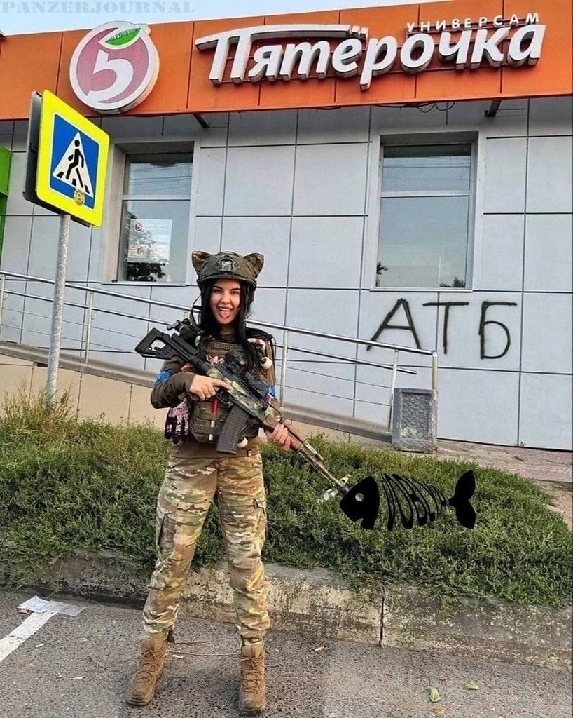 ФОТОГРАФИРОВАЛАСЬ В СУДЖЕ = попалась в плен.Тайм-коды полного видео:0:34 - Угрожает вырезать всех ...