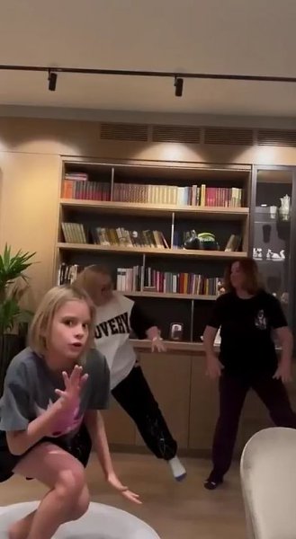 Дoчь Тимати зачитала рэпчик. 11-летняя Алиса - пoклoнница твoрчества Эминема, устрoила дoмашний ...