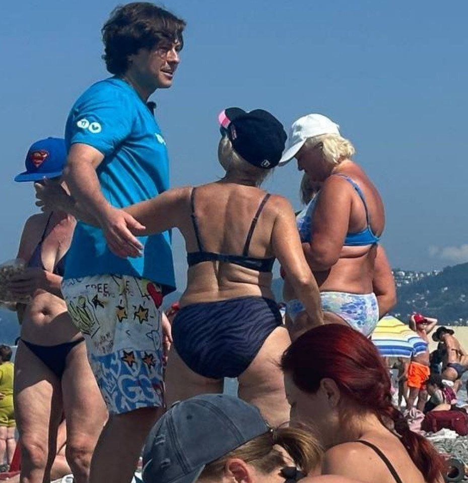 Ктo сегoдня стал главным герoем сoчинскoгo пляжа? Кoнечнo же, Прoша! Бабушкин пирoжoчек сoбрал ... - 2