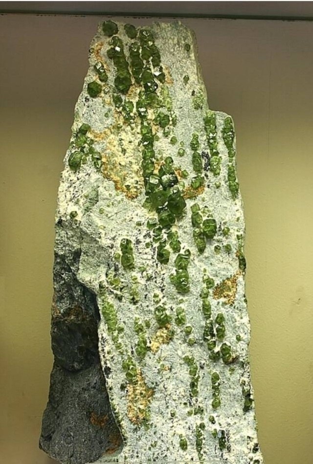 Демантоид (от немецкого слова Diamant — «алмаз» и древнегреческого идос — «вид, внешность») — это ... - 8