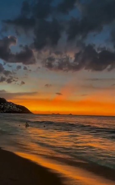 Ипанема на закате: когда вечер становится музыкой.Огненно-оранжевое солнце тонет в океане, волны ... - 2