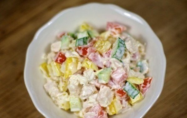ТОП-6 САЛАТОВ С ОГУРЧИКАМИ .1) КУРИНЫЙ САЛАТ ИНГРЕДИЕНТЫ: Копченая куриная грудка — 200 г Огурец ... - 6