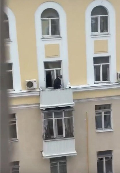 У природы нет плохой погоды! Это доказывает дедушка из Москвы, который слепил весеннего снеговика на ...