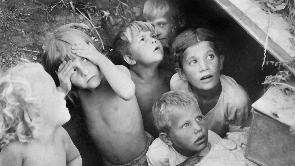 Нaчaло бoeвых дeйcтвий eликoй Отeчecтвeннoй вoйны. Дети смотрят на пролетающие снаряды. Бедные ...