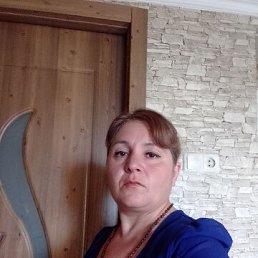 maia, 47, 