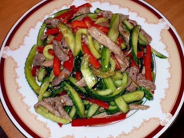 Салат из огурцов и мяса. . Ингредиенты: Свежие огурцы - 2-3 шт. Мясо (говядина или свинина) - 400 г. ...