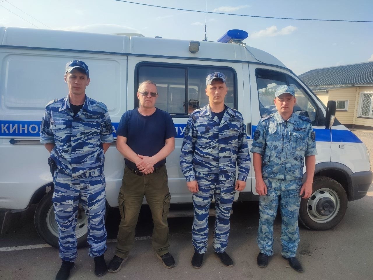Кошку с котятами и четверых жильцов спасли из горящего дома полицейские кинологи.10 июня кировские ...