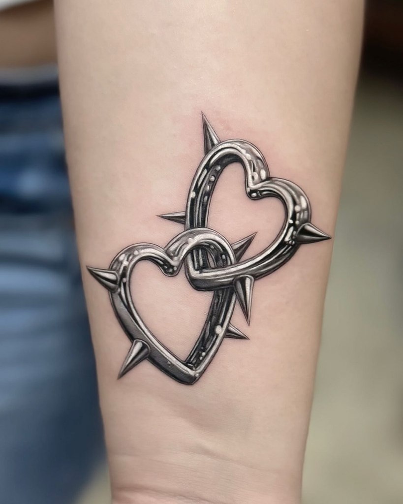 Дизайн сочетает романтику с жёсткостью, возможно, отражая двойственность чувств - 2