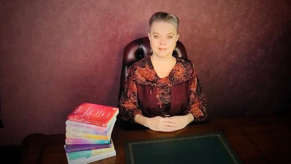 Сказка про то, как продавец Саша открыла двери своему счастью.Был вечер перед Рождеством. И магазин ...