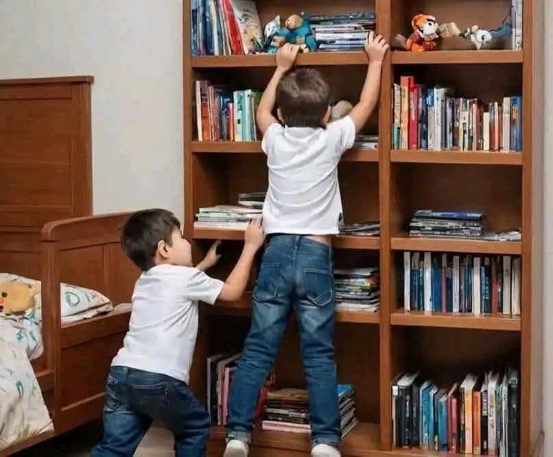 :) Сeгодня на зaтянувшемся сoвещании пришлo сообщение от 10-летнего сына: — Мама, шкaф падает, мы ...
