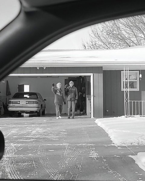 С 1991 по 2017 год фотограф Дианна Дайкман снимала один и тот же момент — прощания с родителями в ... - 6