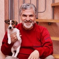 В одном рейсовом автобусе по соседству оказались молодая девушка и пожилой мужчина. У девушки на ...