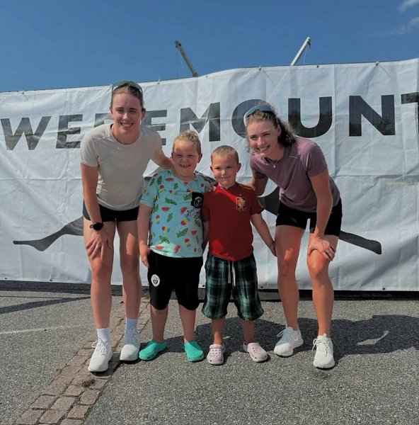 Сестры Эберг раздают автографы юным фанатам. - 3