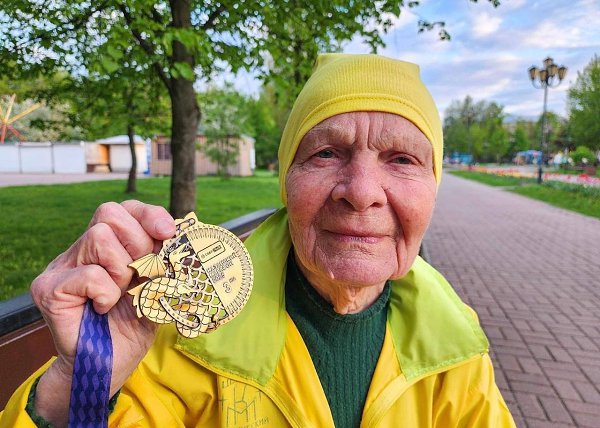 91-летняя бегунья из Подольска завоевала золото на Казанском марафоне.Клара Богатова успешно ...