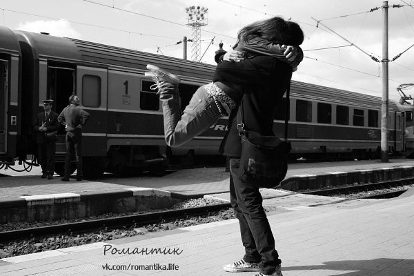 Он покупал ей теплые носки, А утром приносил ей чашку чая. Днем словно умирая от тоски Строчил ей ...