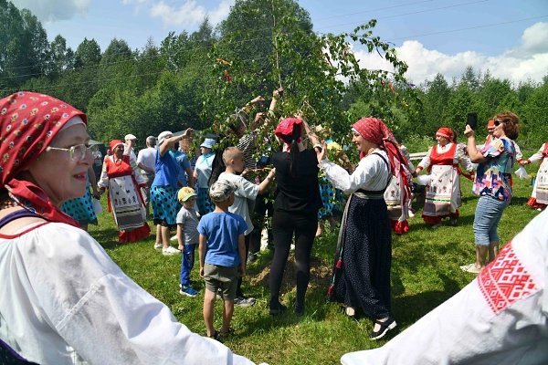 В селе Молома Опаринского района прошёл традиционный «Праздник русской берёзы».Душевно Фото: ...