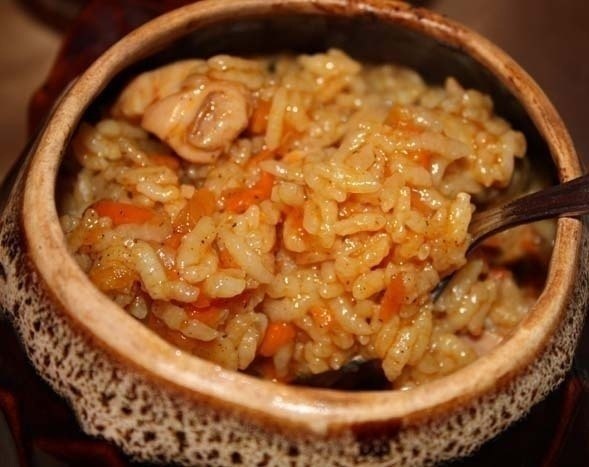 Куриный плов в горшочках.Ингредиенты:- Окорочок куриный — 1 шт,- Морковь — 1 шт,- Лук репчатый — 1 ...