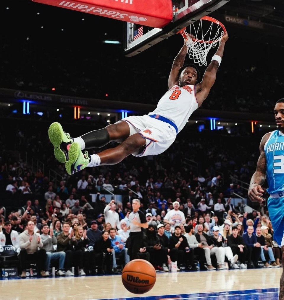       5 : 28.4 PPG 2.2 SPG 54 FG% 42 3PT% 96 FT%