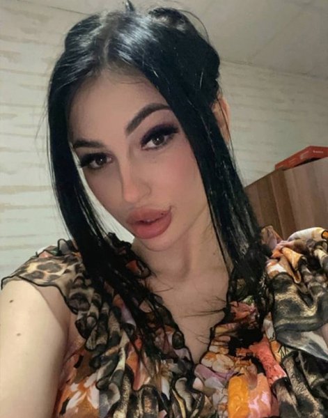 К сожалению, красотка скончалась. 19-летняя треш-блогерша Черная вдова начала встречаться с ...