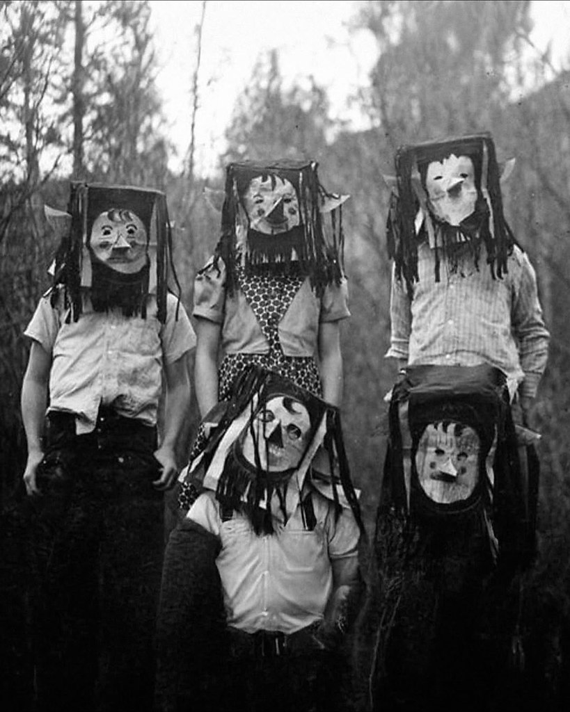 Самодельные маски, грубые ткани и пристальные взгляды — костюмы на Хэллоуин столетней давности были ... - 3