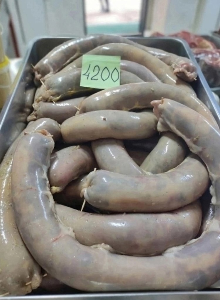 В Москве студент получил в подарок национальные мясные деликатесы — казы и карту. Нёс упаковку, ...