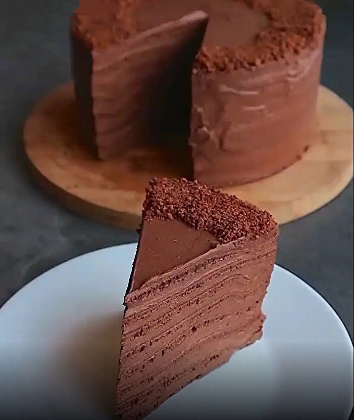 Шоколадныи торт на сковороде. Ингредиенты: Коржи яица 4шт сахар 100г ванильныи сахар 10г кефир 200мл ...