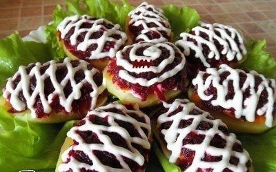 СЕЛЁДКА ПОД ШУБОЙ В КАРТОФЕЛЬНЫХ ЛОДОЧКАХ .ИНГРЕДИЕНТЫ:- 1 крупная слабосоленая селедка - 8-10 ...