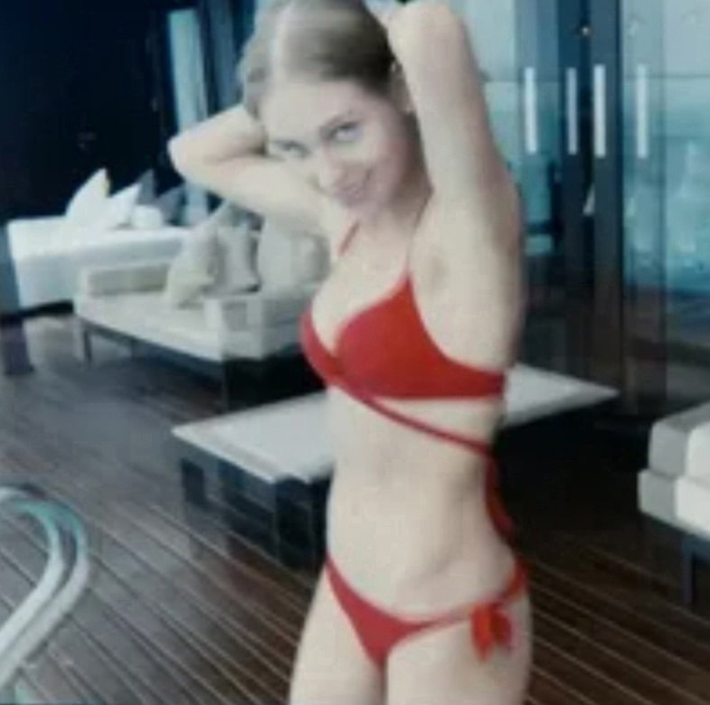 В сериале «Райцентр» Кристина Асмус снялась в достаточно откровенных эпизодах. 35-летняя актриса уже ... - 3