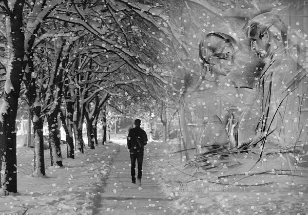 С неба.Первый снег мелодией любви,Заносил бесстрастно грязный город.Видно, Бог с небес ...