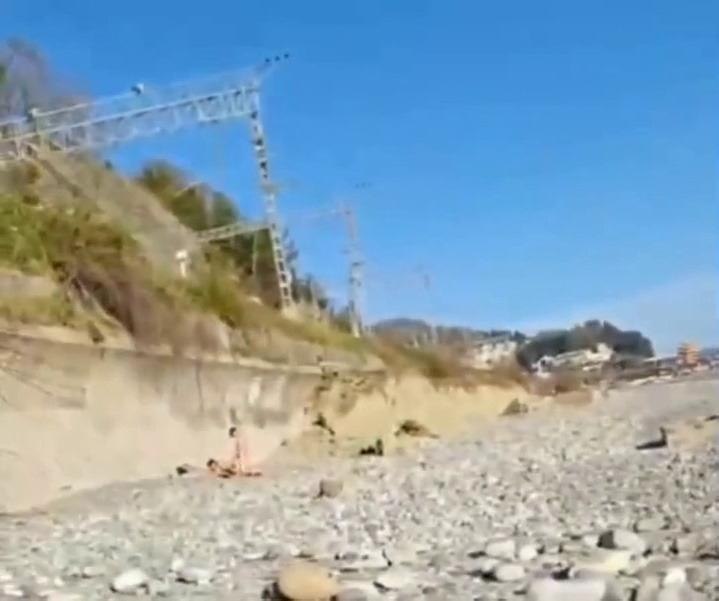 B Coчи начался сезон разврата. Шокированный очевидец заметил стоящую раком девушку, которая у всех ... - 2