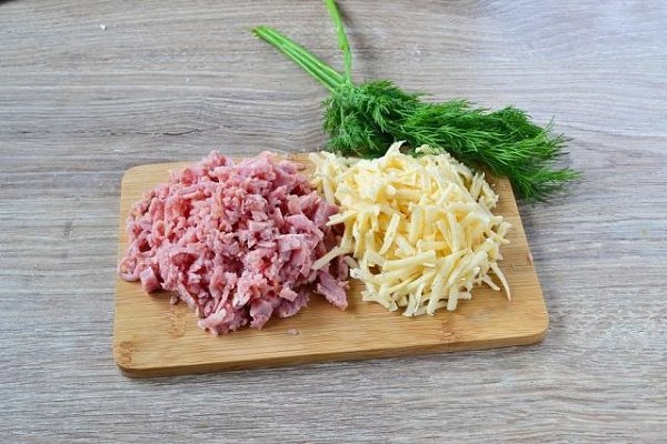 Закусочные слойки-рулетики. Ингредиенты:Тесто слоеное (дрожжевое) — 500 гВетчина — 200 гСыр твердых ... - 2