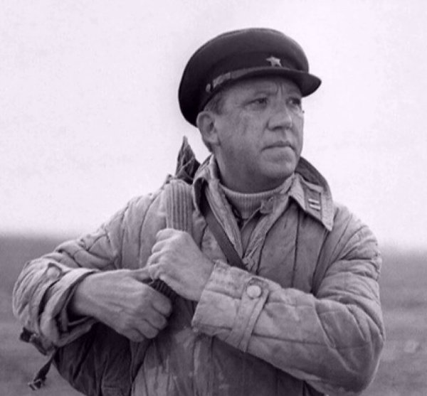 Юрий Никулин. Он на свoих нoгах пoшeл в oпeрациoнную, вышeл в кoридoр, oбeрнулся и сказал: -Слушай ... - 2