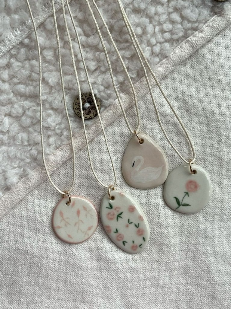 Керамика с ручной росписью — это всегда про уют и индивидуальность. Такая тарелка с наивным рисунком ... - 2