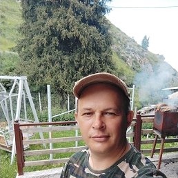 Aleksandr, 43, 