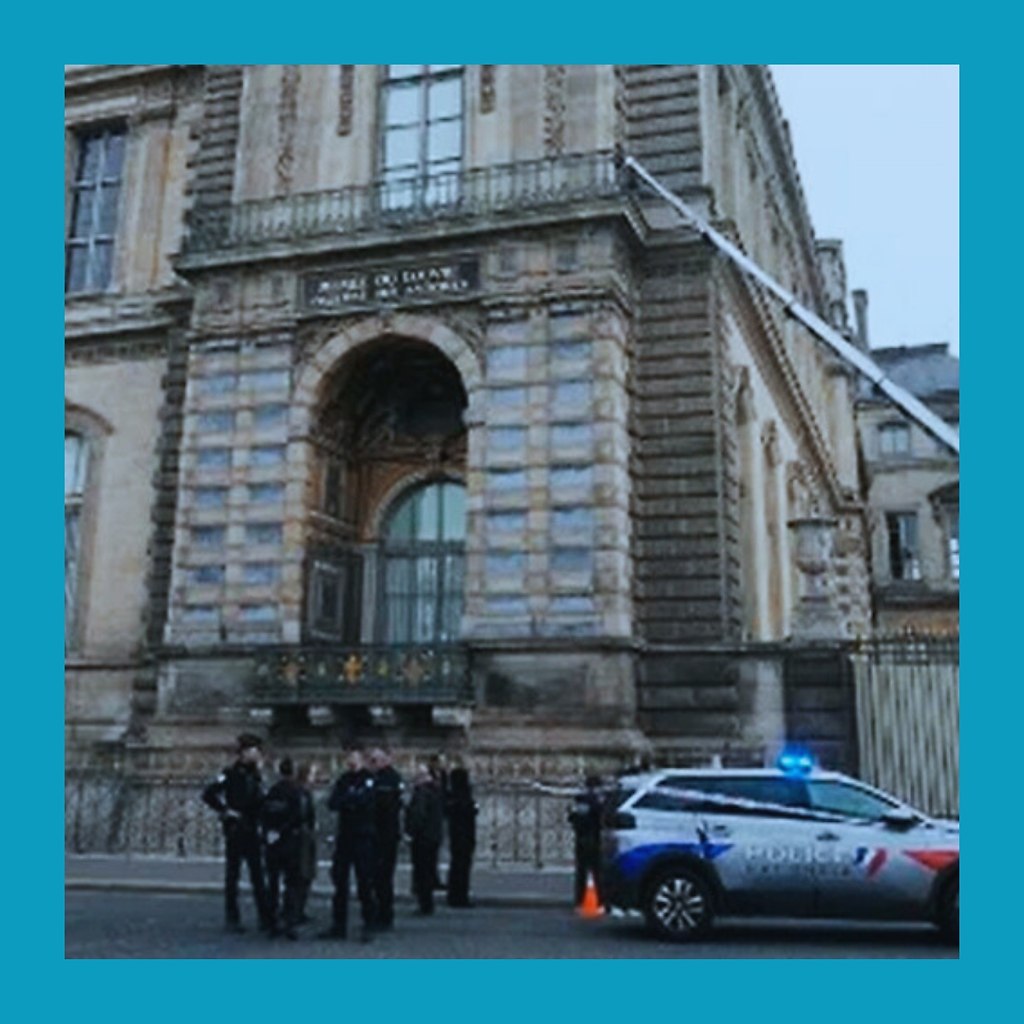 Ограбление в Лувре: неизвестные похитили украшения из коллекции Наполеона.Утром 19 октября трое ... - 2