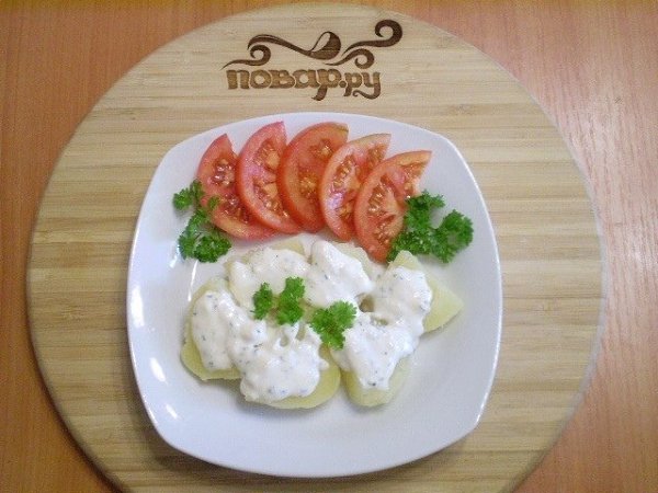 Картофель под чесночно-сырным соусом.Поставьте вариться порезанный кусочками картофель. Воду солите ... - 6