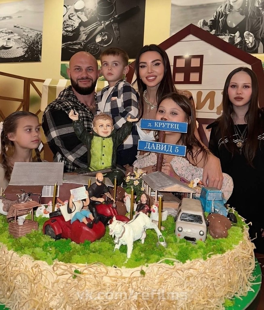 У старшей дочери Джигана и Оксаны Самойловой рассмотрели щетину на лбу.13-летняя Ариела выщипала ... - 2