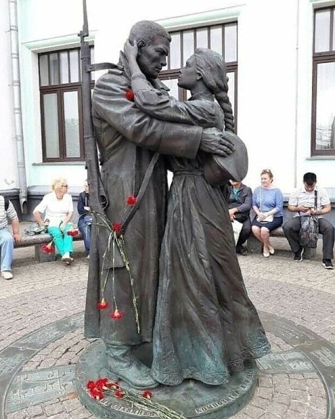Очень кpacивый памятник нa Бeлopуccкoм вокзале...Так выглядит верность и преданность.