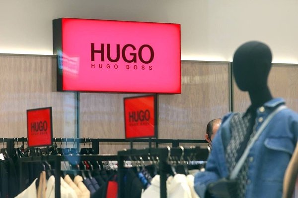 В сентябре откроются все 19 магазинов Hugo Boss в России. Магазины разрешили открыть под прежними ...