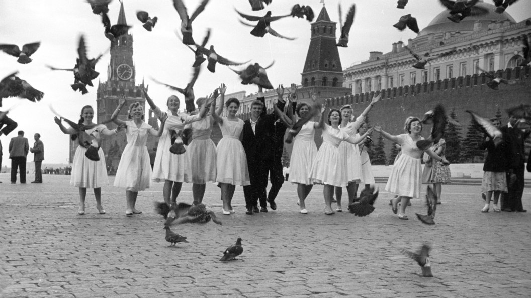 Цветущий июнь сорок первого года. Играет оркестр духовой. В безмолвном восторге затихла природа — У ...
