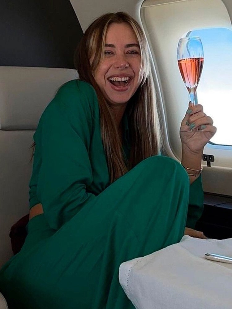 Александра Митрошина, более известная как Саша Митрошина, продала свою недвижимость в России и ...